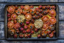 Tomate rôtie sur plateau — Photo de stock
