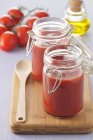 Баночки з томатним соусом — стокове фото