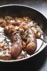 Saucisses cuites à l'oignon et aux carottes — Photo de stock