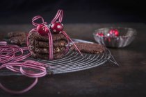 Cioccolato di Natale e biscotti di noci — Foto stock