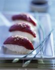 Суши из тунца нигири — стоковое фото