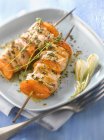 Brochette saumon-abricot — Photo de stock