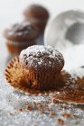 Muffin au chocolat avec glaçage sur le dessus — Photo de stock