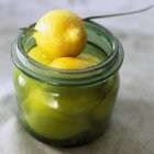 Confit Zitrusfrüchte im grünen Glas mit Gabel — Stockfoto