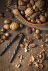 Миска змішаних цілих горіхів в мушлях — стокове фото