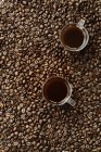Graines de café et tasses — Photo de stock