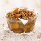Peach and gingerbread crumble — Stock Photo