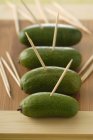 Abacates de coquetel com paus de madeira — Fotografia de Stock