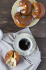 Вид на пирожные в форме полумесяца из ореха и чашку кофе — стоковое фото