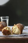 Круффин, смесь кекса и круассана — стоковое фото
