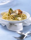Spaghetti vongole pasta with clams — Stock Photo