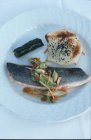 Salmone con verdure sul piatto — Foto stock