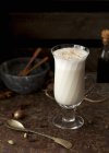 Vista da vicino di Masala chai latte in un bicchiere — Foto stock
