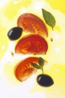 Tomate e óleo cortados — Fotografia de Stock