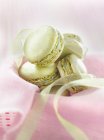 Macarons pistaches sur tissu — Photo de stock