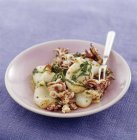 Calamari fritti con foglie di basilico — Foto stock