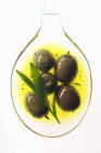 Oliven in einem Löffel Öl — Stockfoto