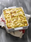 Piatto di maccheroni e formaggio con pancetta — Foto stock