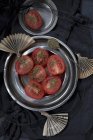 Tomates con orégano seco - foto de stock