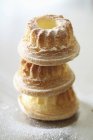 Piccole torte Savoie impilate — Foto stock