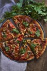 Pizza vegana sin gluten con verduras - foto de stock