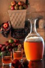 Stillleben mit einer Glasflasche Cidre mit Äpfeln — Stockfoto