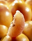 Свежий грейпфрутовый сегмент — стоковое фото