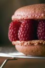 Crunchy macaroon with fresh raspberries — Stock Photo