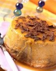 Vista close-up de flan de damasco com chocolate — Fotografia de Stock