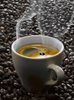 Taza de café negro caliente - foto de stock