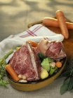 Блюдо из баклажанов с мясом на столе — стоковое фото