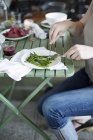 Frau isst blanchierten grünen Spargel — Stockfoto