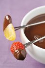 Шоколадний вершковий десерт i — стокове фото