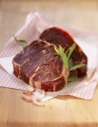 Rohe Rindfleischstücke auf Serviette — Stockfoto