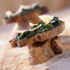 Germogli di spinaci sul pane tostato — Foto stock