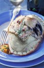 Vista close-up de caranguejo recheado com molho de Corail e cebolinha — Fotografia de Stock