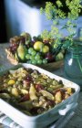 Nahaufnahme von Obstgratin mit Birnen und Trauben — Stockfoto