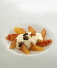 Primo piano vista di insalata di arancia di sangue con yogurt su piatto bianco — Foto stock