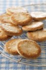 Biscuits au beurre sur rack — Photo de stock