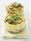 Clafoutis aux olives et anchois sur serviette — Photo de stock