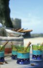 Vista diurna della crema alla vaniglia bretone con cannella e anice stellato in bicchieri colorati — Foto stock