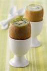 Kiwis frescos en copas de huevo - foto de stock