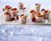 Kirsche und Himbeere Mini-Muffins — Stockfoto