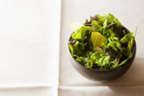 Рыба и картошка с цветочным салатом — стоковое фото