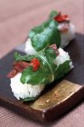 Nigiri sushi con tocino y rúcula - foto de stock