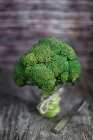 Broccoli freschi su superficie di legno — Foto stock