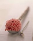 Коктейль красной смородины и лавандового мороженого — стоковое фото
