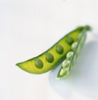 Ervilhas verdes frescas na vagem — Fotografia de Stock