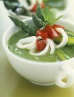 Crema de sopa de espárragos verdes - foto de stock