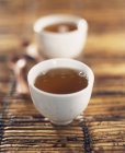 Маленькие белые чашки чая — стоковое фото